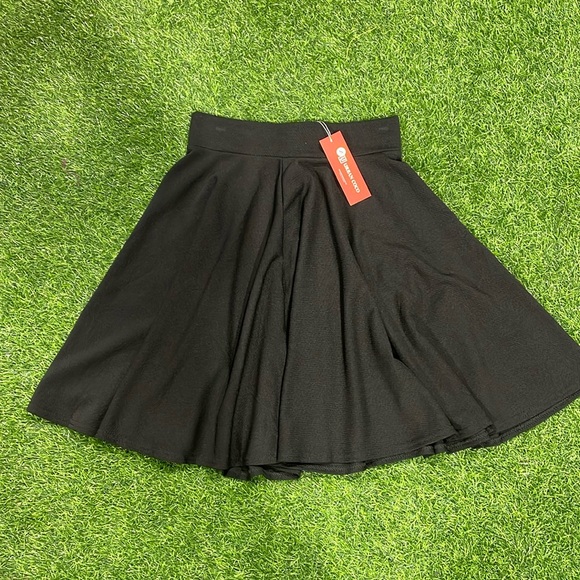 Black knit skater skirt with elastic waist. - Picture 1 of 4